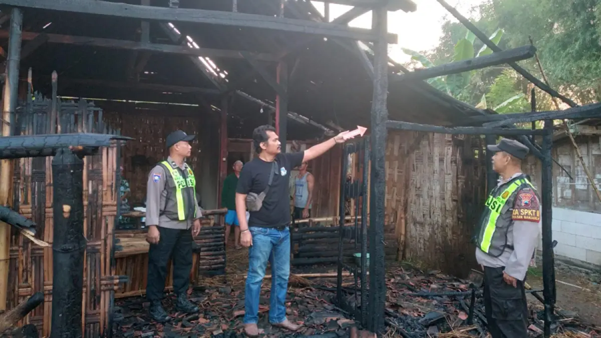 HATI-HATI: Personil Kepolisian saat melakukan olah TKP di Desa Sembongin, Kecamatan Banjarejo. (HUMAS POLRES BLORA)