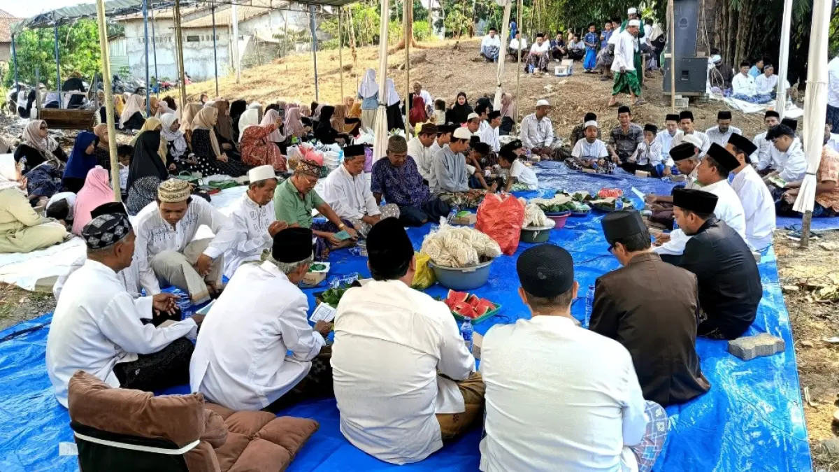 KHIDMAT: Suasana serasehan di Situs Siti Hinggil di Desa Kriyan Kecamatan Kalinyamatan, pada Jumat (26/6). (HISYAM MALIKI UNTUK RADAR KUDUS)