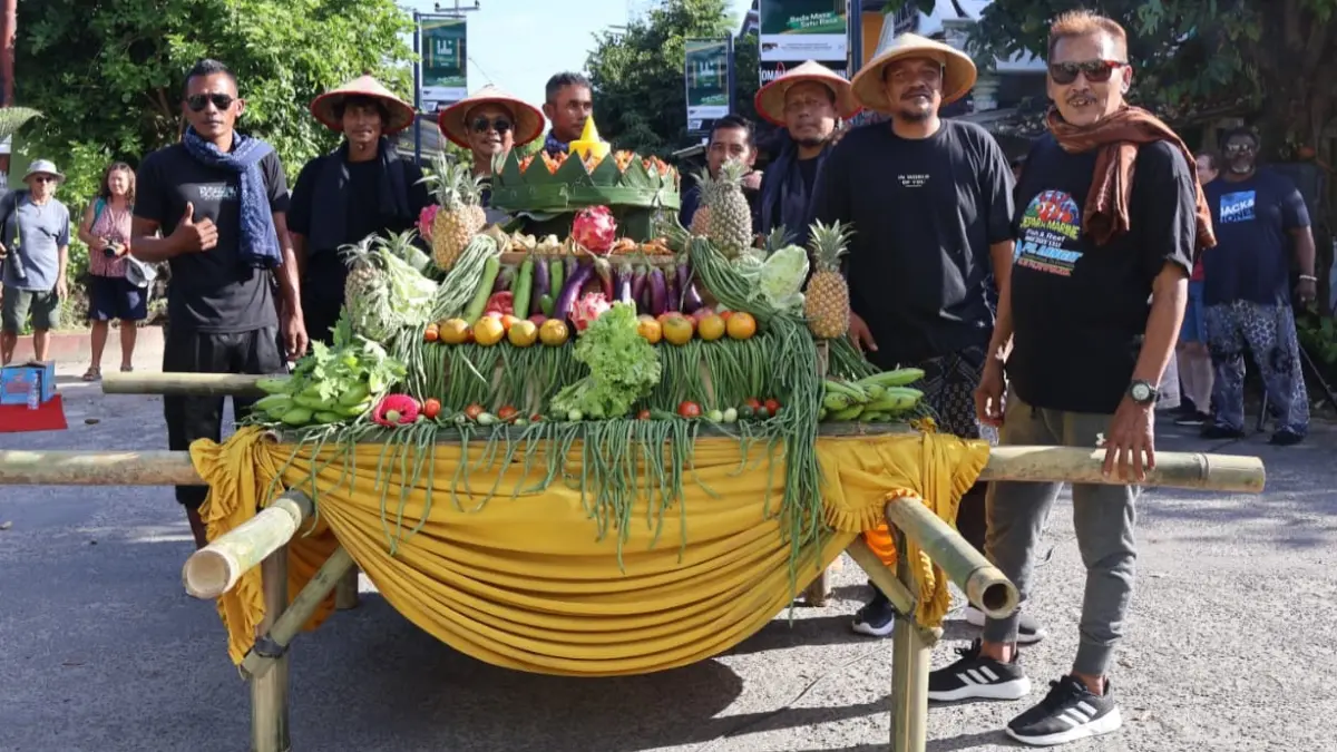 KREATIF: Para peserta dari setiap dukuh di Karimunjawa, membuat kreasi gunungan yang diletakkan dalam dekorasi berbentuk kapal.