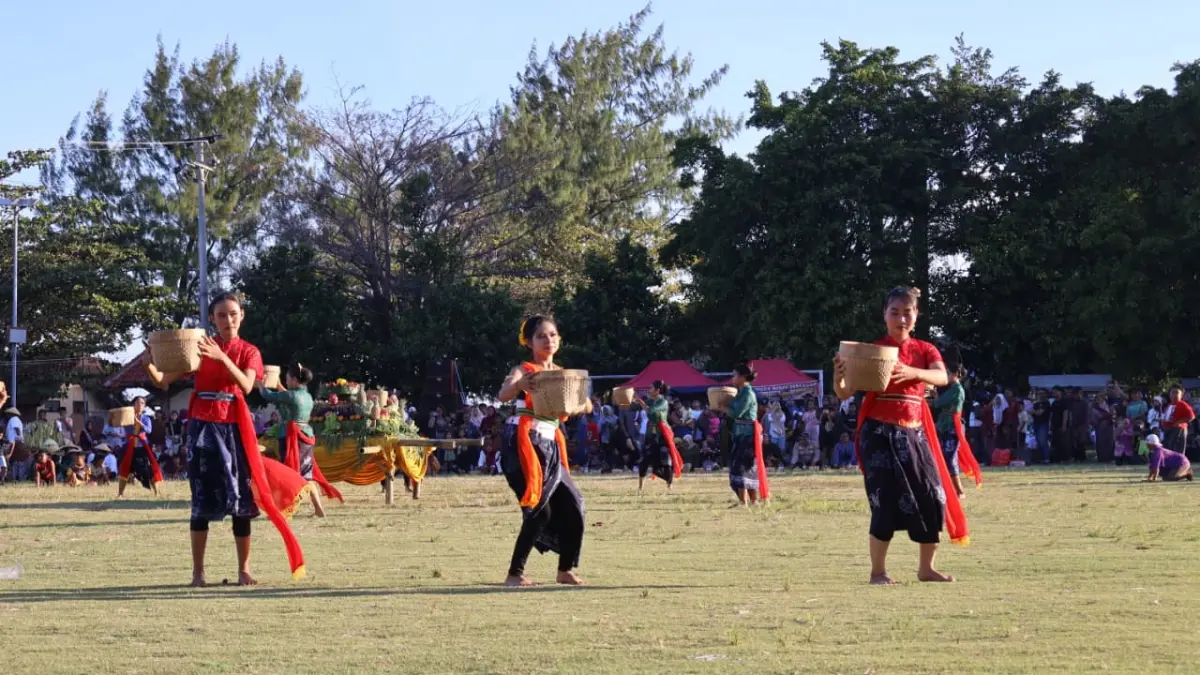 LENTIK: Penari bawakan tarian Miyagara.