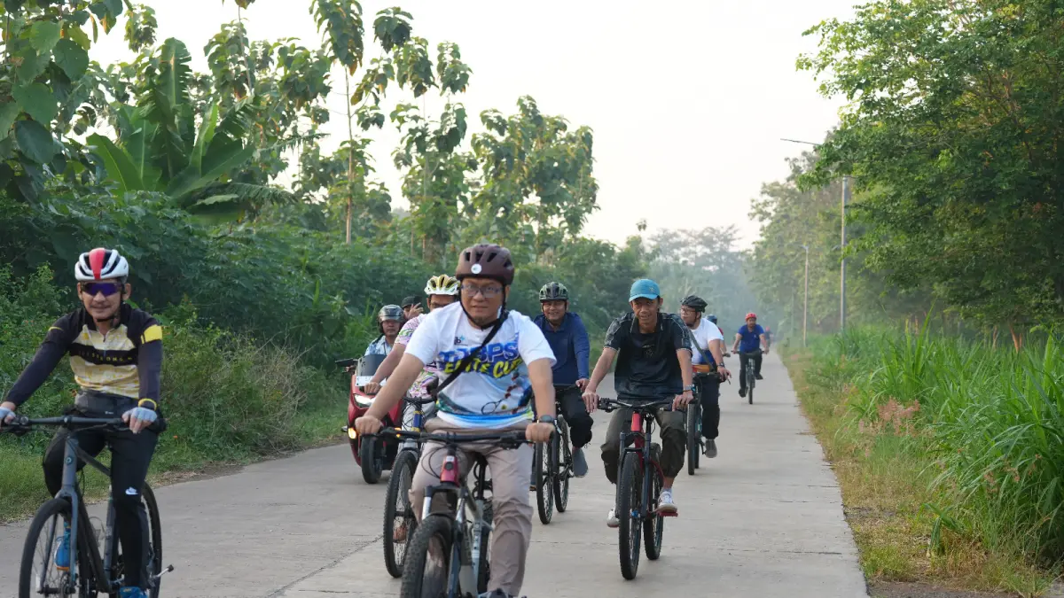 SEMANGAT: Peserta JUS TAPE Vol. VIII mulai mengayuh sepeda menyusuri jalur hijau di sekitar PLTU Tanjung Jati B, Jepara, Jumat (19/6). Kegiatan Jumat Sehat Tanpa Emisi ini menjadi bagian dari upaya PLN UIK Tanjung Jati B dalam mendorong budaya hidup sehat, memperkuat kebersamaan, serta mengajak peserta berkontribusi pada pengurangan emisi melalui aktivitas ramah lingkungan.