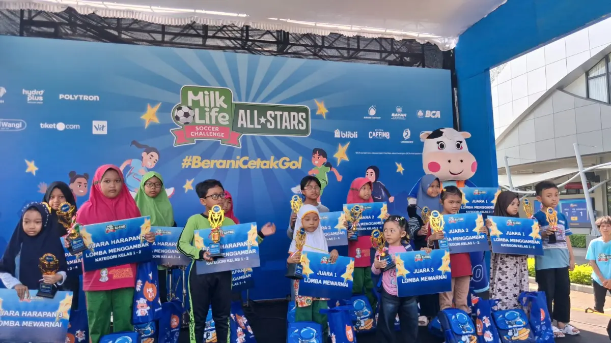 Para pemenang berfoto bersama usai menerima piala, piagam, dan hadiah dalam lomba mewarnai dan menggambar bertema sepak bola putri di SuperSoccer Arena, Kudus, Jum