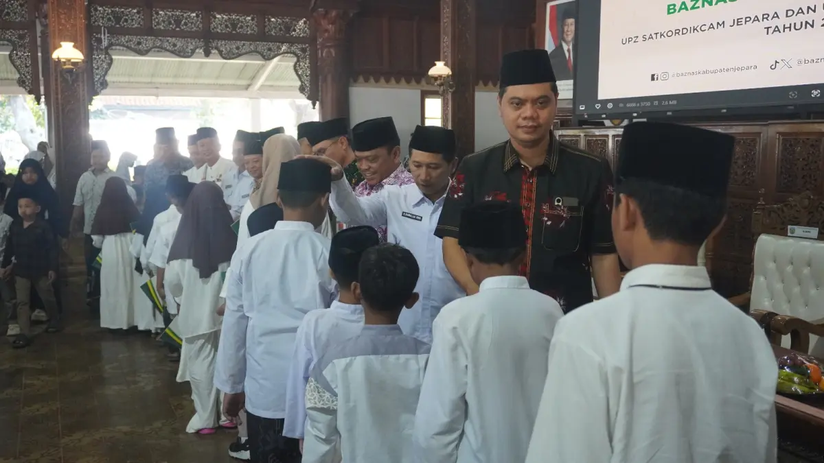 PEDULI: Para anak yatim dam piatu di Kabupaten Jepara menerima santunan pada Jumat (26/6).&nbsp;(PEMKAB JEPARA UNTUK RADAR KUDUS)