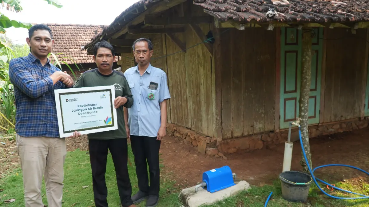 RUTIN BERI TJSL: Officer TJSL PLN UIK Tanjung Jati B, Desta Andri Muryono, menyerahkan secara simbolis bantuan Program Revitalisasi Jaringan Air Bersih Desa Bondo kepada Jumanto selaku Kepala Dusun Bondo di Desa Bondo, Kecamatan Bangsri, Kabupaten Jepara, Kamis (18/6). Program TJSL ini menjadi wujud dukungan PLN UIK Tanjung Jati B dalam meningkatkan keandalan layanan air bersih masyarakat melalui perawatan meteran, penggantian meteran rusak, serta pemasangan pelindung instalasi agar distribusi air dapat berjalan lebih optimal dan berkelanjutan.