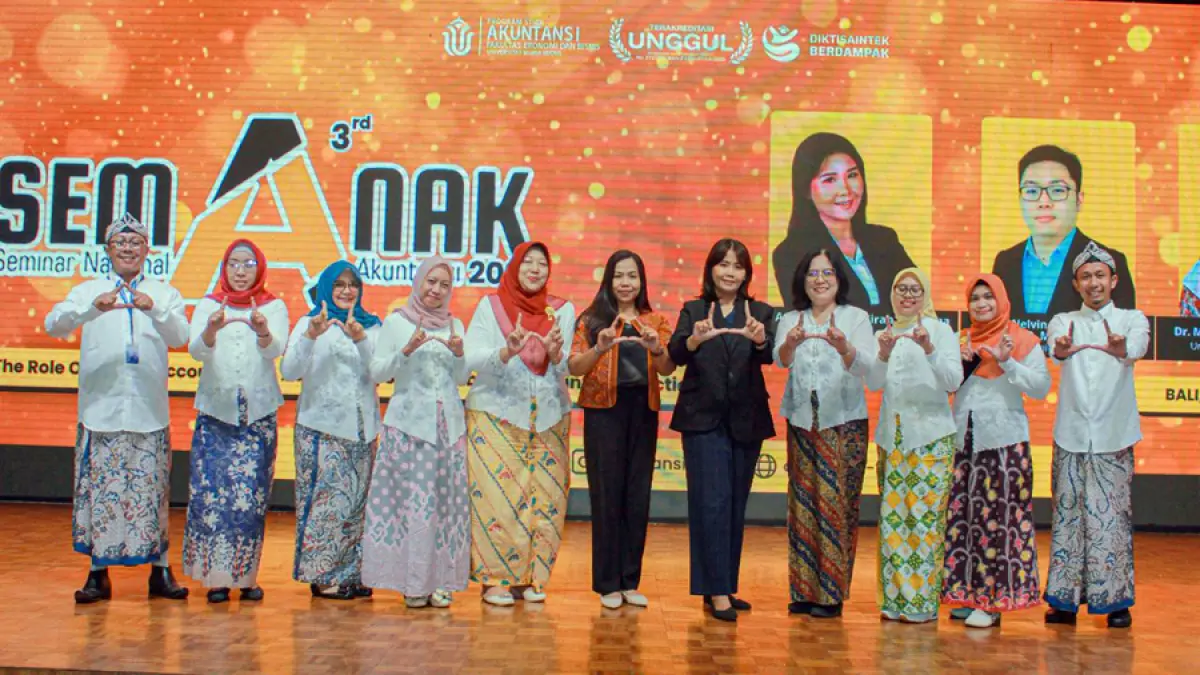 SEMINAR HYBRID : Dekan Fakultas Ekonomi dan Bisnis Universitas Muria Kudus, Dr. Kertati Sumekar, S.E., M.M., (empat dari kanan) Foto bersama usai Seminar Akuntansi SEMANAK 3rd.