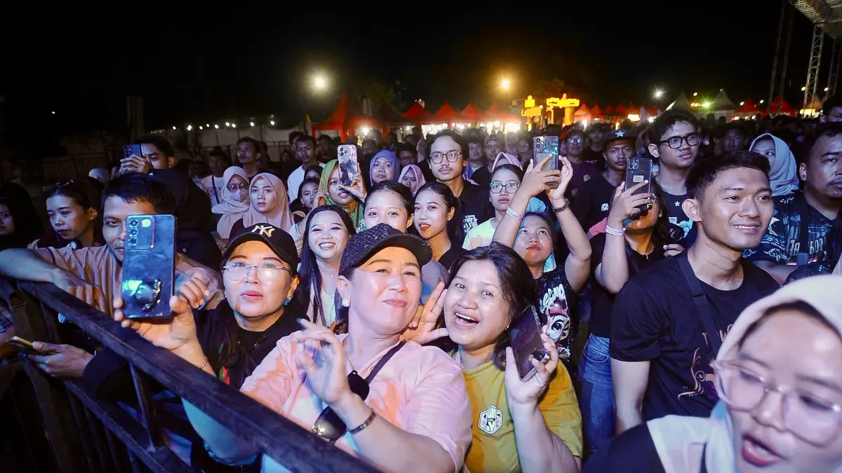 RAMAI: Ribuan masyarakat memadati kawasan PRPP Semarang sejak Jumat (26/6) sore untuk menghadiri pembukaan Jateng Fair 2026. Selain menikmati hiburan, pengunjung memanfaatkan momen tersebut untuk melihat pameran produk unggulan, UMKM, hingga berbagai inovasi hasil karya mahasiswa. 