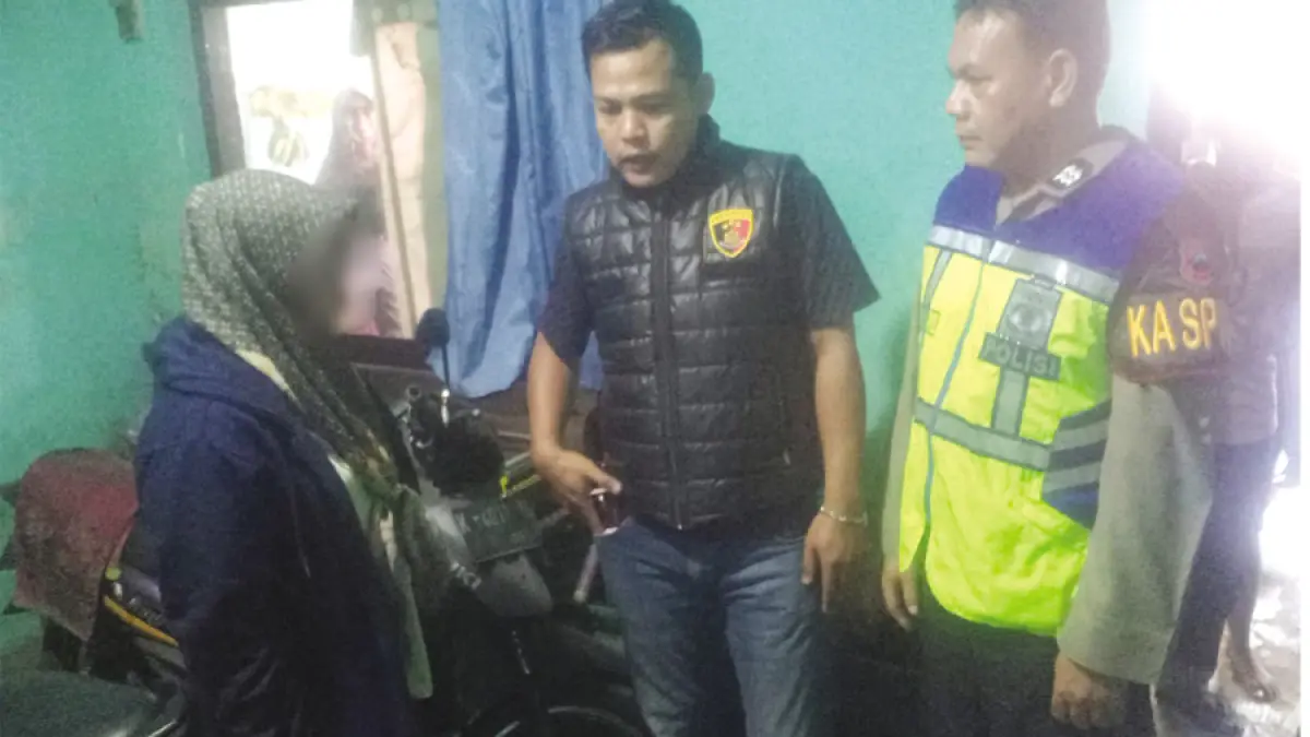 DIAMANKAN: Polisi mengamankan tersangka pelaku pencurian uang&nbsp;di sebuah kios pasar di Desa Gribig, Gebog. (POLRES KUDUS UNTUK RADAR KUDUS)
