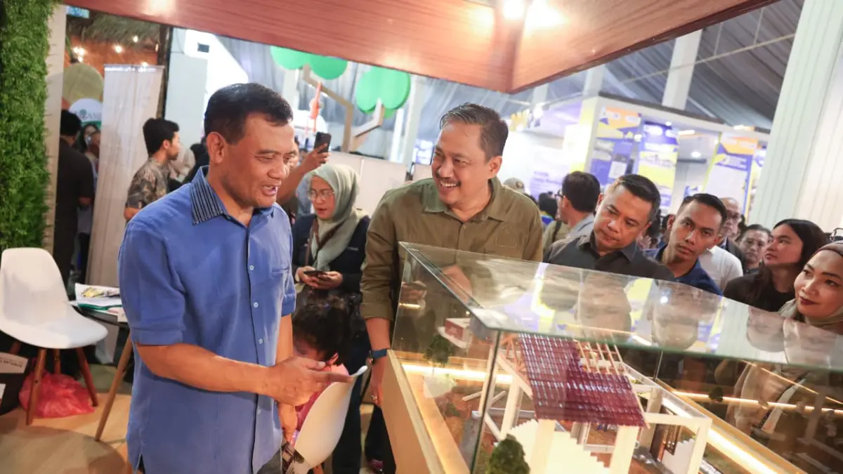 KUNJUNGI STAND: Ahmad Luthfi resmi membuka penyelenggaraan Jateng Fair 2026 di kawasan PRPP Semarang, Jumat (26/6