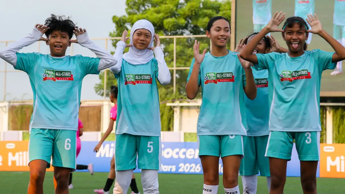 MELAJU: Pemain All-Stars Kudus berselebrasi setelah mencetak gol. (GALIH ERLAMBANG W/Radar Kudus)