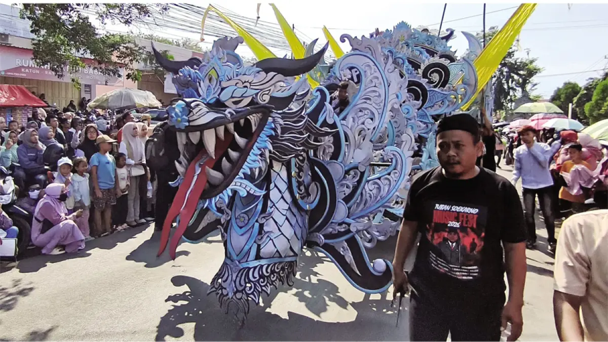 MERIAH: Replika naga turut meramaikan kirab budaya dalam rangka Haul Syekh Ahmad Mutamakkin Kajen, Margoyoso, Pati, kemarin. (ACHMAD ULIL ALBAB/RADAR KUDUS)