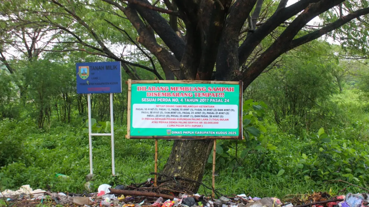 Meski imbauan telah berulang kali disampaikan, sampah masih berserakan di belakang Perpusda GOR Kudus. Kurangnya kesadaran masyarakat membuat kebersihan lingkungan terus menjadi sorotan.
