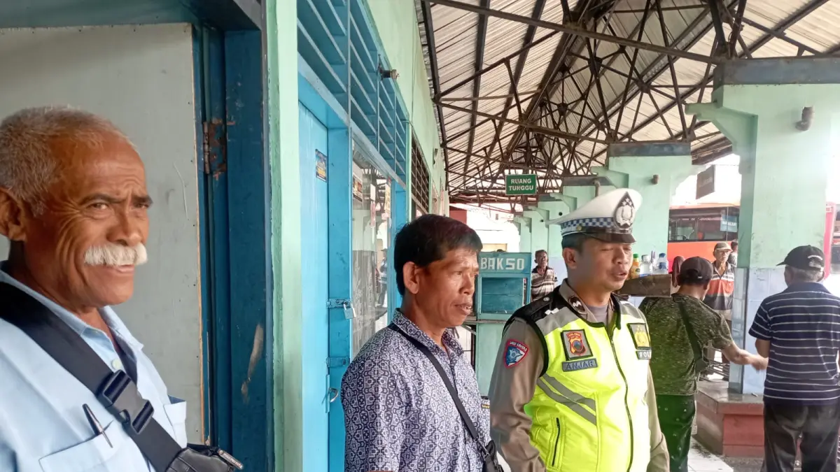SOSIALISASI: Satlantas Polres Grobogan saat melakukan sosialisasi di Terminal Induk Purwodadi.