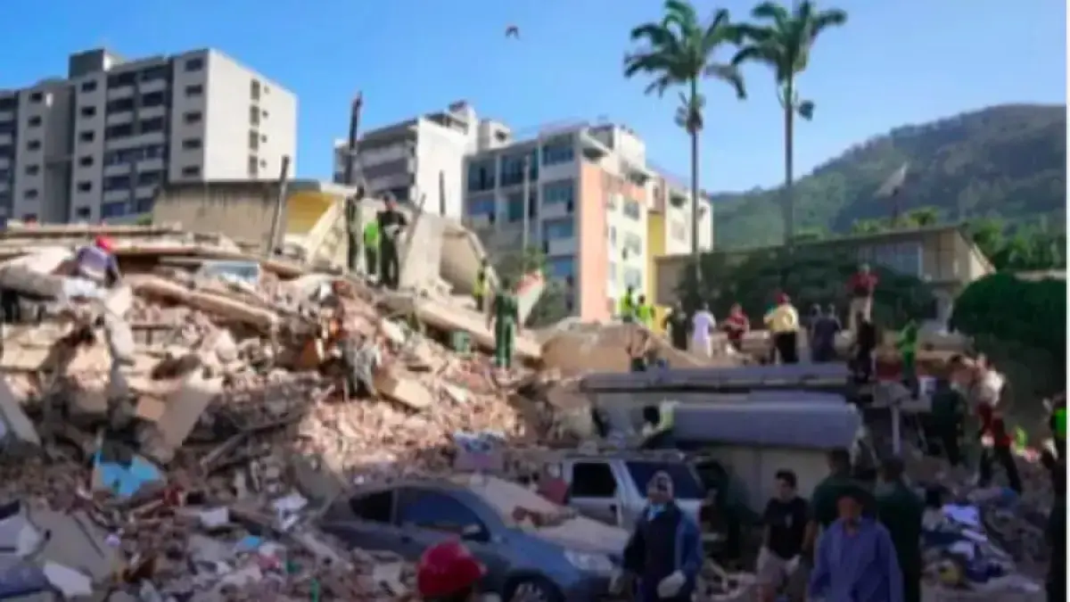 Warga dan petugas penyelamat mencari melalui reruntuhan bangunan yang runtuh di Caracas. (Ariana Cubillos/AP)