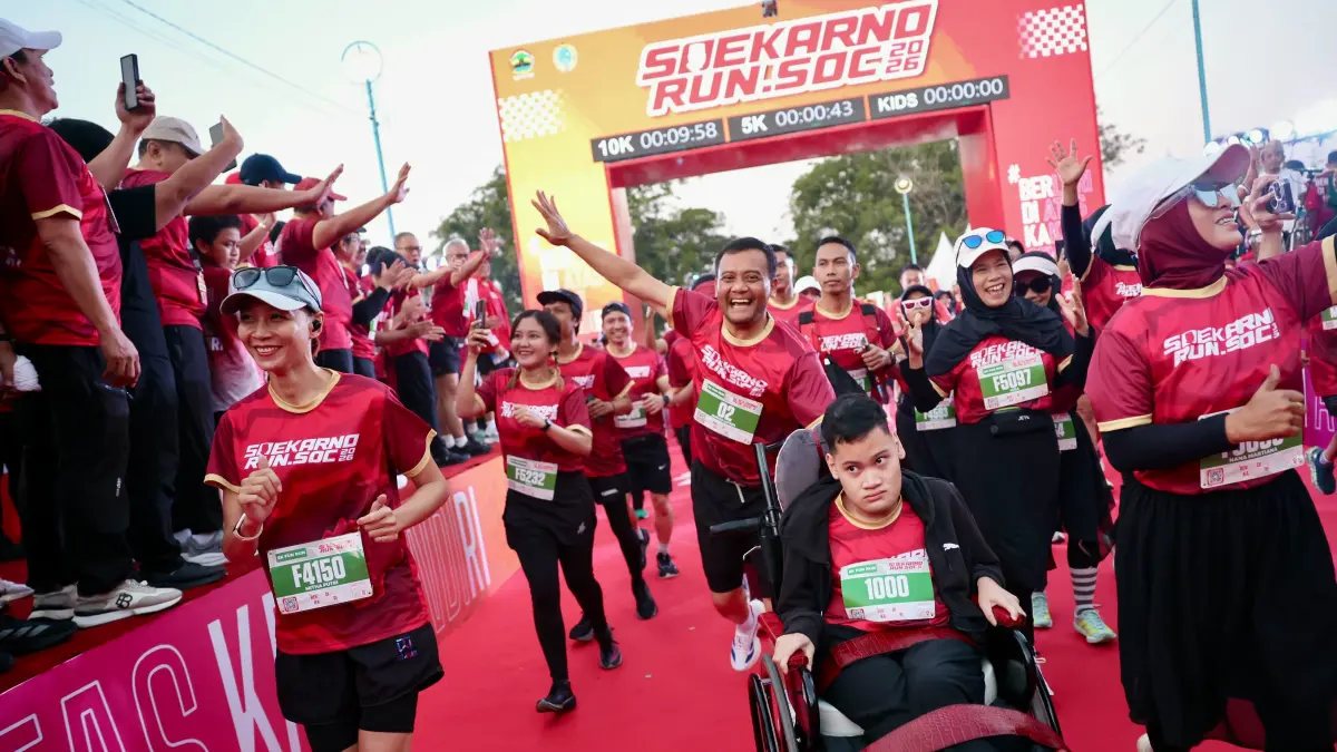 CURI PERHATIAN: Gubernur Jateng Ahmad Luthfi kategori 5K Fun Run sembari mendorong kursi roda yang ditumpangi putranya, Mohammad Alif Daffa atau yang akrab disapa Abang.