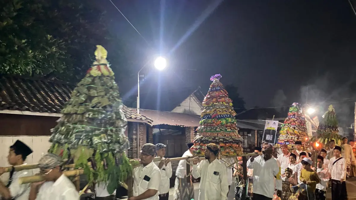 Gunungan berisi hasil bumi diarak dalam Kirab Budaya Desa Langgardalem sebagai simbol rasa syukur kepada Allah SWT atas limpahan rezeki.