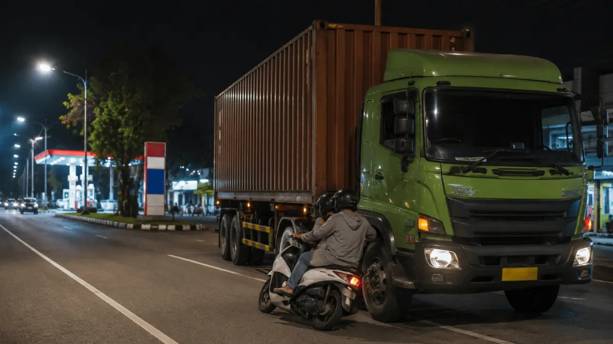 Ilustrasi foto kecelakaan lalu lintas yang melibatkan sepeda motor dan truk kontainer terjadi di Jalan Raya Jepara-Kudus (generated by AI)