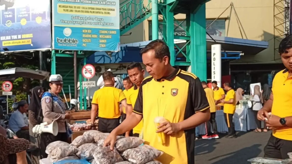 Kapolres Kudus AKBP Heru Dwi Purnomo membeli produk UMKM saat peringatan Hari Bhayangkara ke-80