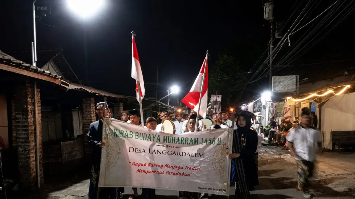 Kirab Budaya Langgardalem diikuti ratusan warga yang berjalan beriringan menyusuri jalan desa sebagai bentuk pelestarian tradisi sekaligus memperingati Tahun Baru Islam.