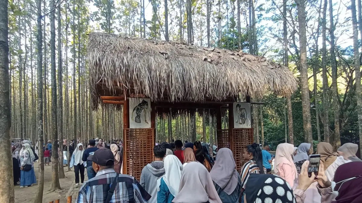 Pengunjung memadati Pasar Sarwono di Desa Wonosoco untuk menikmati suasana pasar tradisional dan beragam kuliner khas.