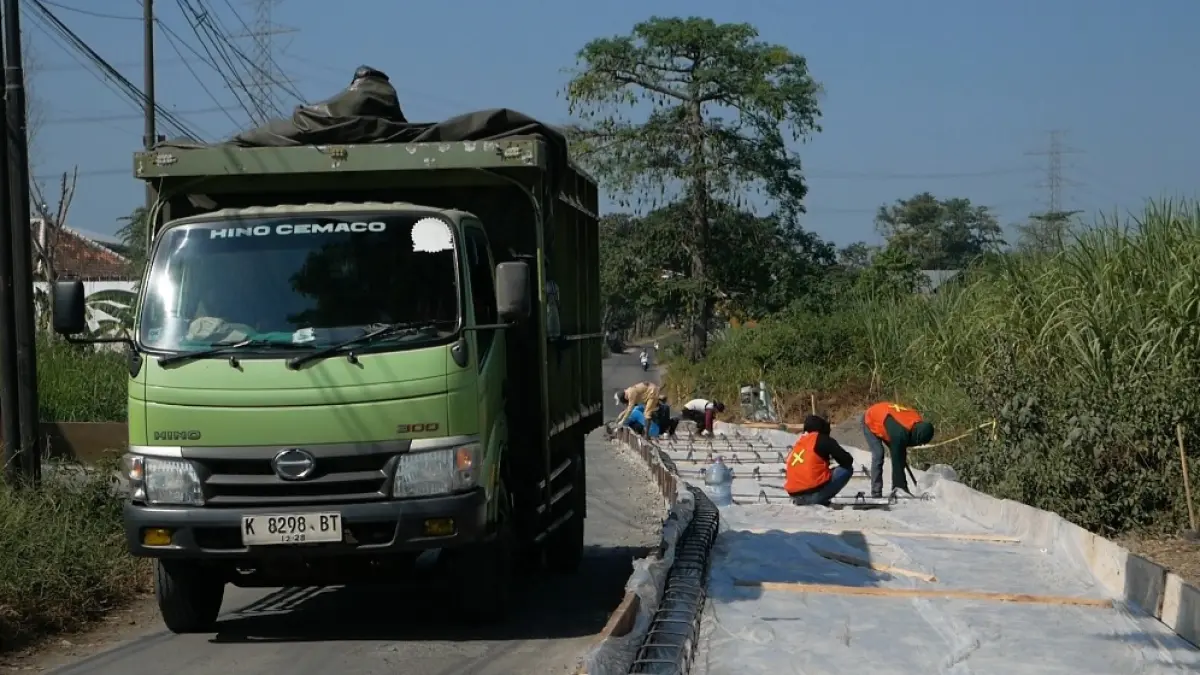 BERTAHAP: Kondisi Jalan Daren perbatasan dengan Kudus, tengah dilakukan proses pengecoran separuh jalan. (FIKRI THOHARUDIN/RADAR KUDUS)