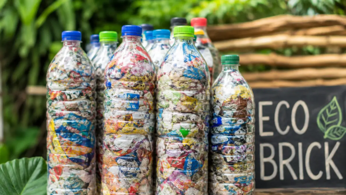 Ecobrick menjadi salah satu cara sederhana memanfaatkan sampah plastik menjadi barang yang lebih bernilai dan ramah lingkungan.