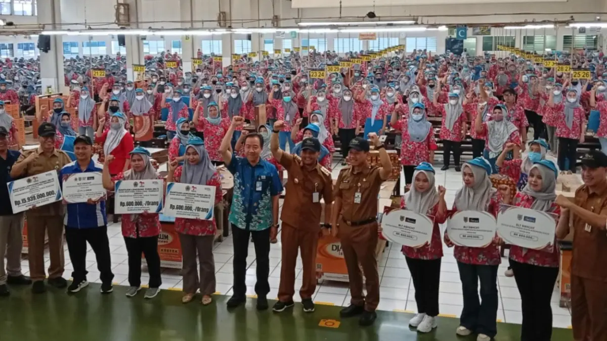 Gubernur Jateng (tengah) bersama Bupati Kudus (Sebelah Kiri Gubernur) dan General Manajer PT Djarum (Baju biru) Foto Bersama dengan Penerima BLT DBHCHT.