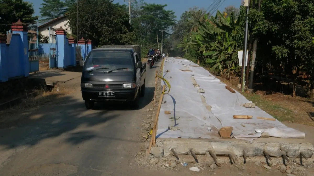 HAMPIR MULUS: Kondisi jalan di ruas Muryolobo yang tak lagi bergelombang, karena dilakukan cor permanen. (FIKRI THOHARUDIN/RADAR KUDUS) 
