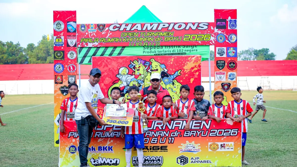 JUARA: Panitia Open Turnamen Piala Rumah Khitanan dr Bayu 2026 saat menyerahkan hadiah ke para juara.