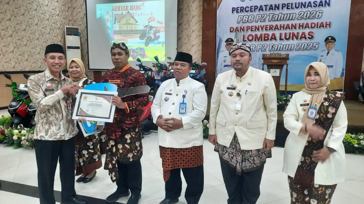 MENYERAHKAN: Sekda Grobogan Anang Armunanto saat menyerahkan hadiah pelunasan PBB-P2 2025.
