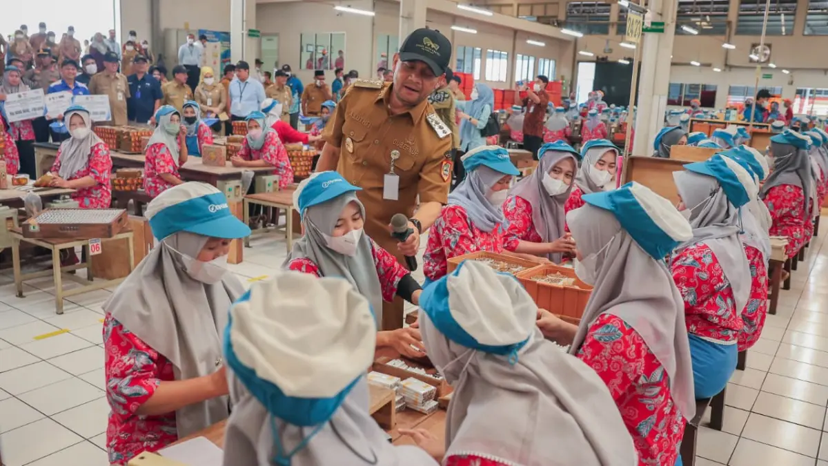 PEDULI: Gubernur Jawa Tengah Ahmad Luthfi mengatakan, sebanyak 85.000 pekerja di berbagai daerah menerima bantuan dengan total anggaran mencapai Rp51 miliar.
