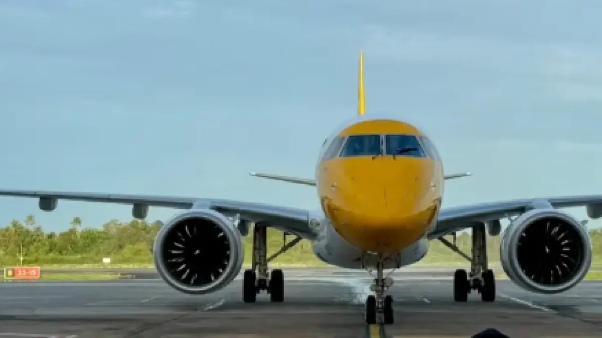 Pesawat Scoot Airlines saat tiba di Bandara Internasional Supadio rute Singapura-Pontianak, Senin (29/6). Penerbangan langsung ini sebagai strategi mendorong pertumbuhan ekonomi daerah. (MEIDY KHADAFI/PONTIANAK POST)