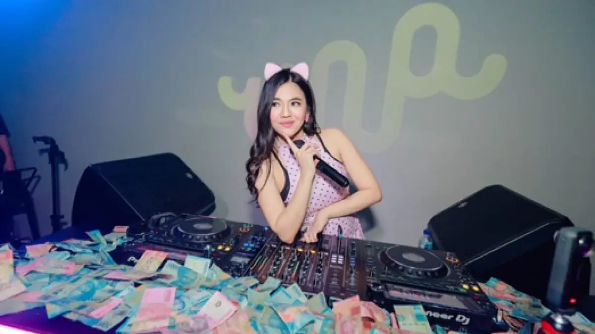 Potret DJ Una saat nge-DJ.