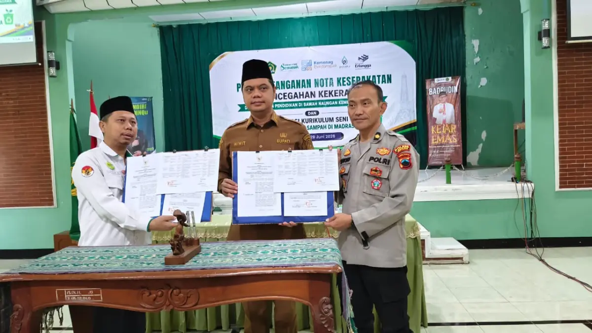 SINERGIS: Bupati Jepara Witiarso Utomo tandatangani MoU bersama dengan Kakankemenag Jepara Akhsan Muhyiddin pada Senin (29/6). (PEMKAB JEPARA UNTUK RADAR KUDUS)