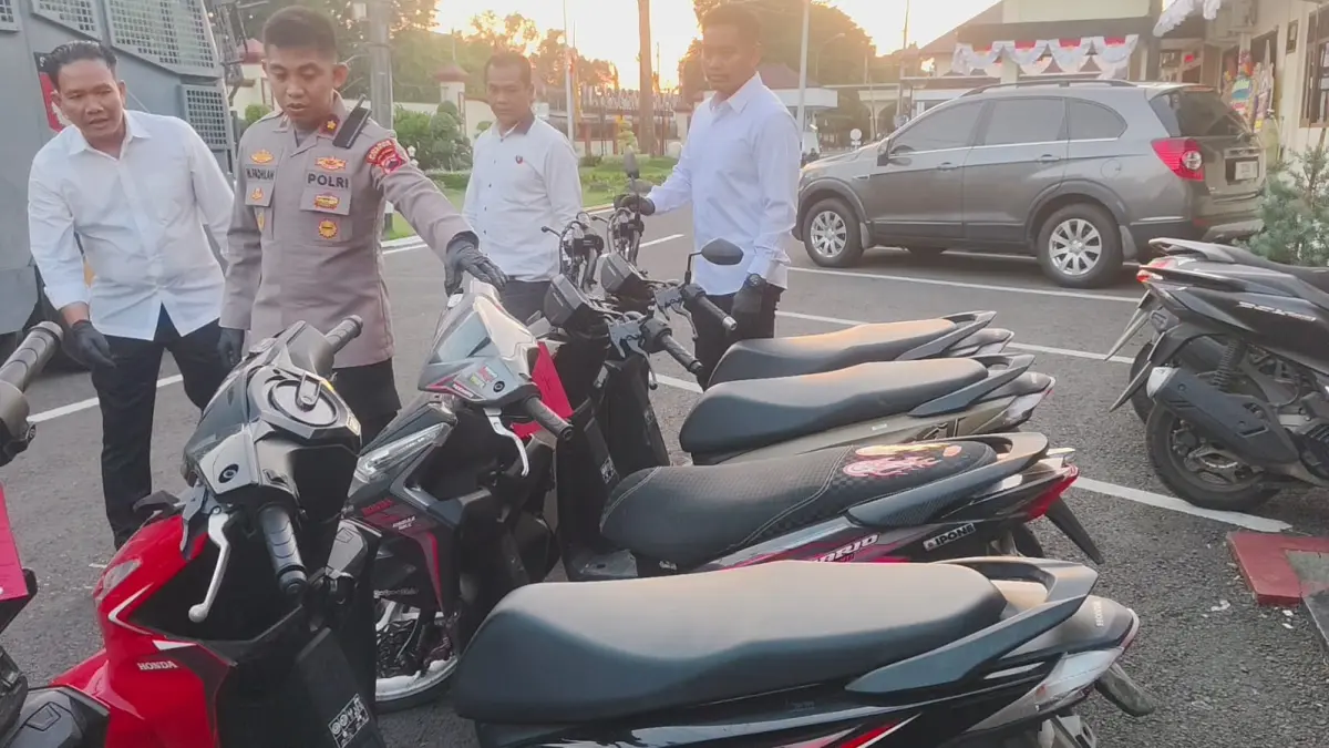 AMANKAN BB – Wakapolres Grobogan Kompol Muhammad Fadhlan menunjukan barang bukti lima sepeda motor dari hasil kejahatan curanmor di Kabupaten Grobogan. 