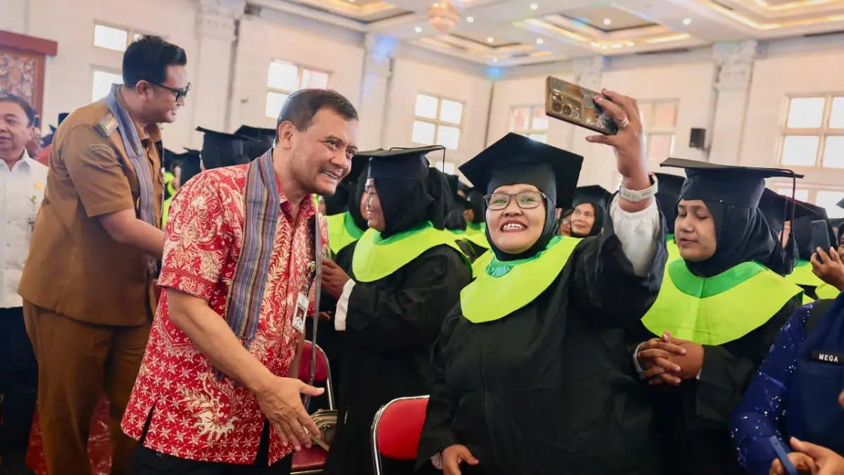 BERI SELAMAT: Ahmad Luthfi memberikan apresiasi atas keberhasilan ribuan keluarga yang berhasil menyelesaikan kepesertaan PKH.