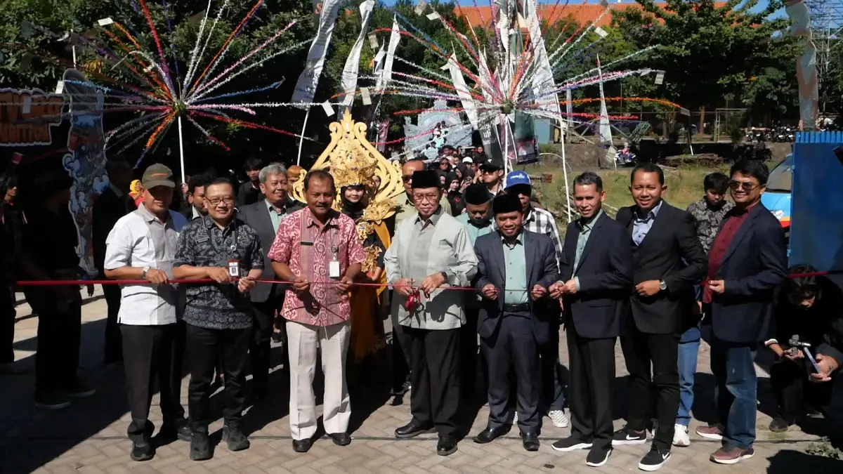 BERTAMBAH MAJU: Rektor Unisnu Jepara Abdul Djamil melakukan prosesi potong pita pada Selasa (30/6).