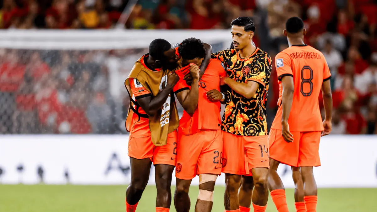 Lutsharel Geertruida (Kiri) dan Tijjani Reijnders (kanan) menenangkan Quinten Timber (tengah) yang menangis setelah gagal mengeksekusi penalti yang membuat Belanda tersingkir.
