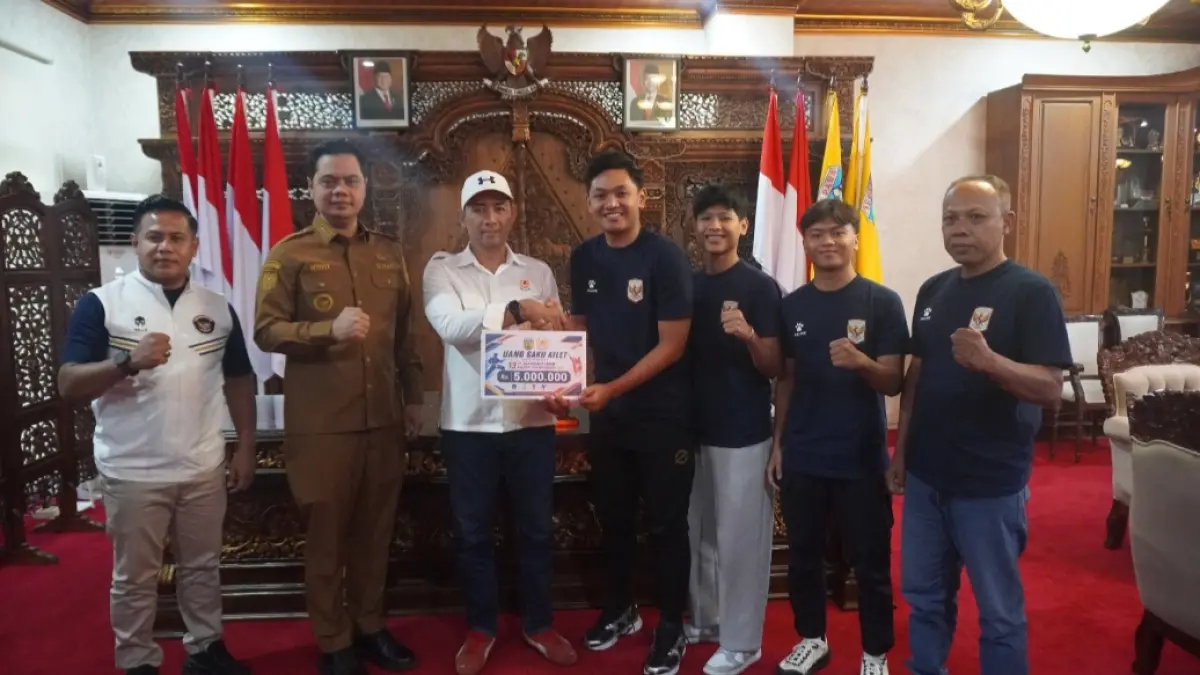 MEMBANGGAKAN: Bupati Jepara melepas tiga atlet FORKI Jepara yang akan membela Indonesia pada Kejuaraan Karate SEAKF 2026 di Vietnam.