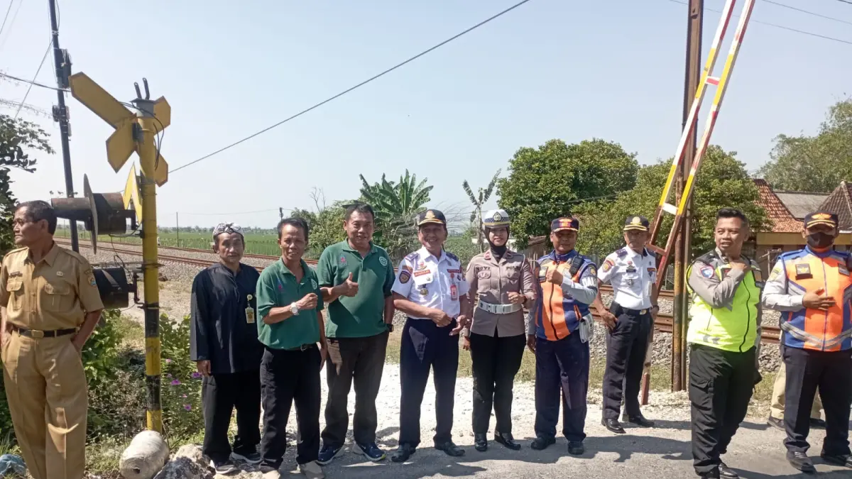 MENINJAU: Satlantas Polres Grobogan, Dishub, PT KAI dan PT Semen Grobogan saat meninjau lokasi perlintasan sebidang di Desa Mangunsari Kecamatan Tegowanu.

