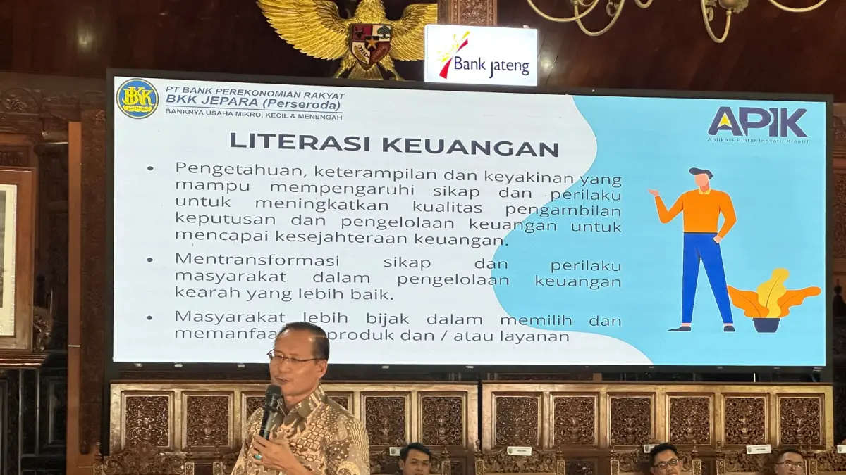 NAIK KELAS: Dirut BKK Jepara Basri memaparkan literasi keuangan di hadapan pelaku UMKM Jepara. 