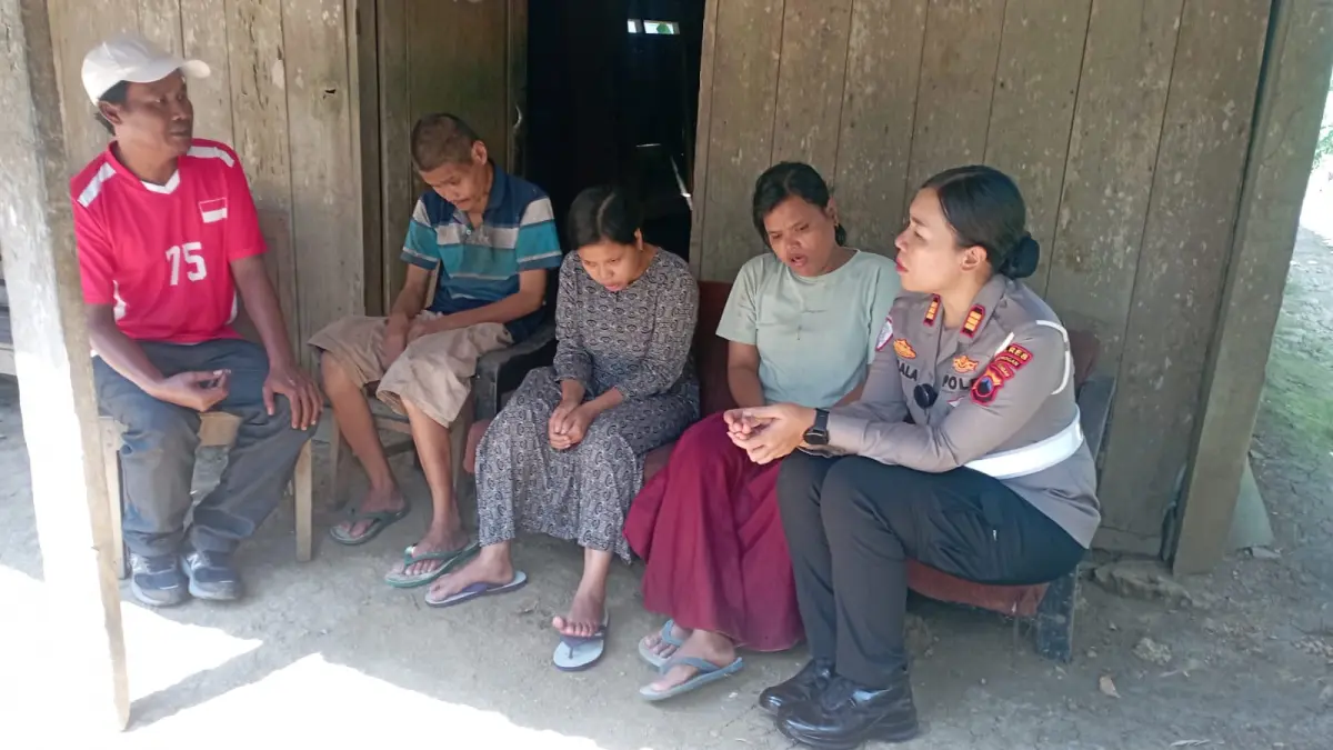 PEDULI: Kasat Lantas Polres Grobogan saat memberikan bantuan ke warga disabilitas mental di Desa Lebengjumuk Kecamatan Grobogan.