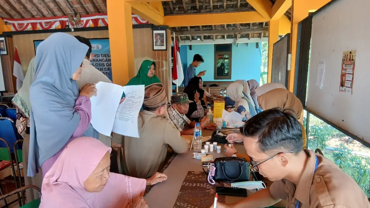 PEDULI: Masyarakat saat mengikuti cek kesehatan gratis di Balai Desa Sukorejo Kecamatan Tunjungan yang diadakan Poltekes Kemenkes Semarang Kampus IV Blora. (EKO SANTOSO/RADAR KUDUS)
