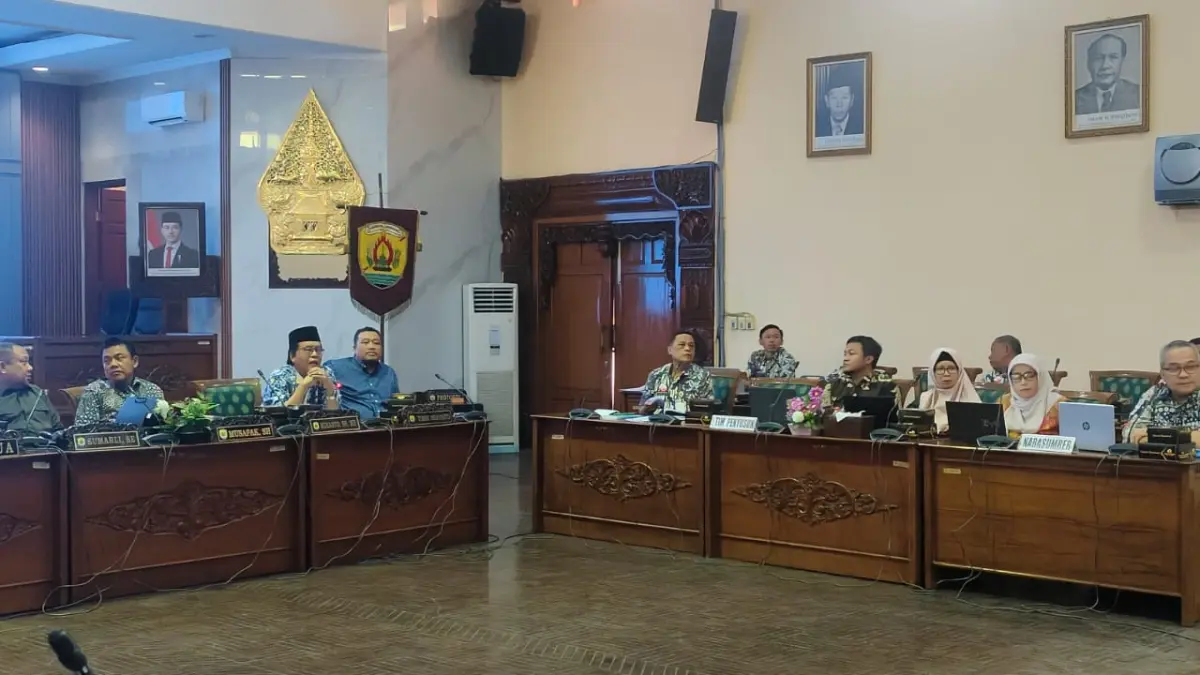 PIMPIN RAPAT – Ketua Bapemperda DPRD Grobogan Musapak memimpin jalanya rapat dengar pendapat umum public hearing di gedung paripurna satu, Senin (29/5). 