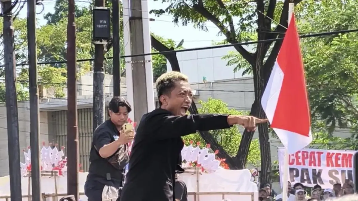 Potret Husein Pati mengamuk halangi petugas bawa Bupati Sudewo ke Rutan, Senin (29/6/2026). (IDA FADILAH/JAWA POS RADAR SEMARANG)