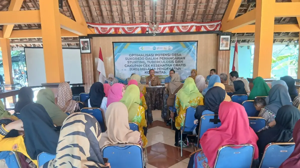 RAMAI: Masyarakat Desa Sukorejo Kecamatan Tunjungan saat mengikuti penyuluhan kesehatan dari Poltekes Kemenkes Semarang Kampus IV Blora. (EKO SANTOSO/RADAR KUDUS)