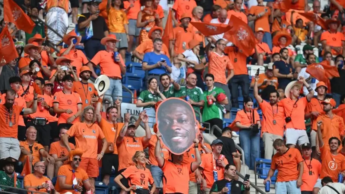 Sejumlah suporter Timnas Belanda memberikan dukungan kepada tim kesebelasan negaranya saat menghadapi Timnas Maroko. (ANTARA FOTO/Aditya Pradana Putra/nym).