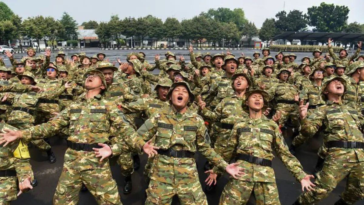 Suasana latihan dasar militer (latsarmil) yang diikuti calon manajer Koperasi Merah Putih sebagai bagian dari pembentukan disiplin, kepemimpinan, dan karakter.