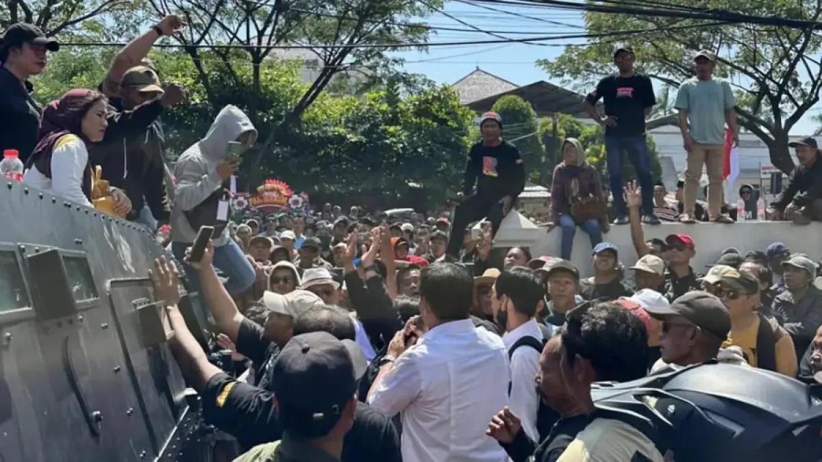 Suasana sidang agenda putusan sela mantan Bupati Pati Sudewo ricuh di Pengadilan Tipikor Semarang, Senin (29/6/2026). (IDA FADILAH/JAWA POS RADAR SEMARANG)