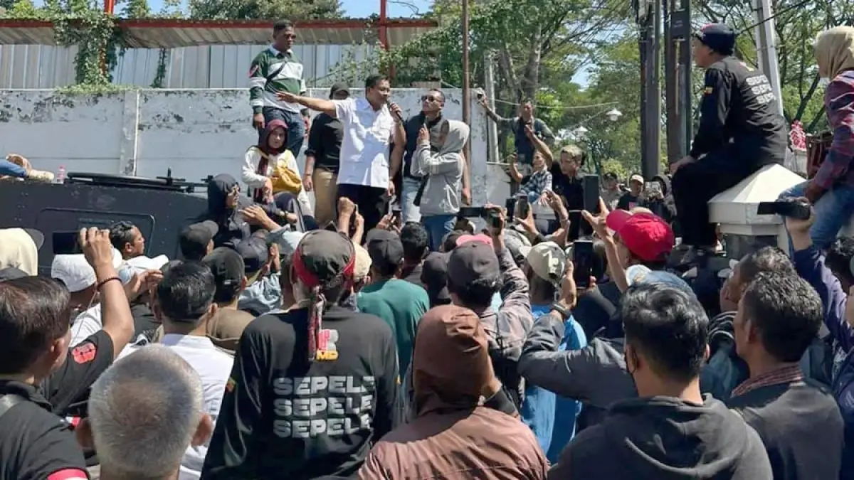Suasana sidang agenda putusan sela mantan Bupati Pati Sudewo ricuh di Pengadilan Tipikor Semarang, Senin (29/6/2026). (IDA FADILAH/JAWA POS RADAR SEMARANG)