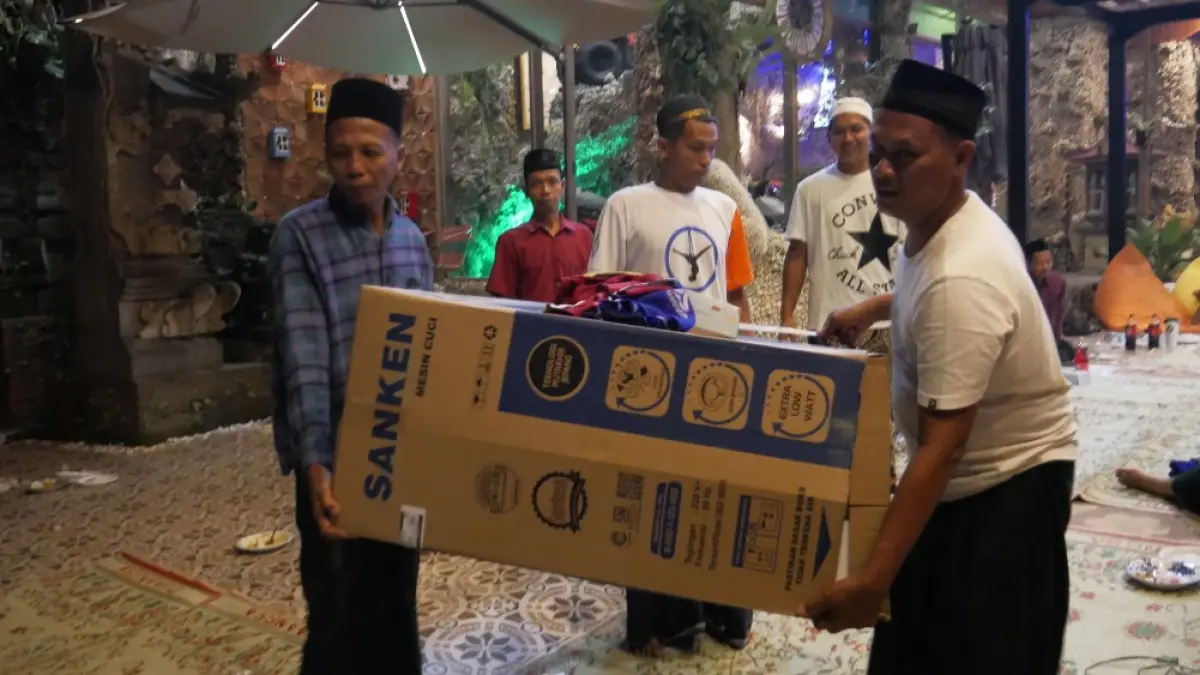 SUMRINGAH: Warga RT 2/RW 5 Desa Ngabul yang mendapatkan undian mesin cuci saat kumpulan RT di kediaman Komang Aryes Huber Subastian pada Senin (29/6) malam.&nbsp;(FIKRI THOHARUDIN/RADAR KUDUS)